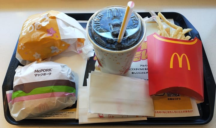 マックポークセットとチーズてりたまを食べた写真。 懐かしいがキーワード。