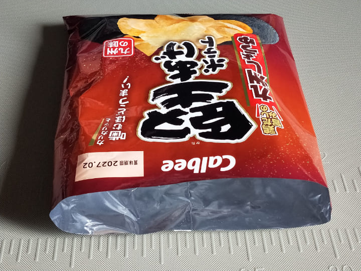 Calbeeの堅あげポテト九州しょうゆ味の内側を見える写真。